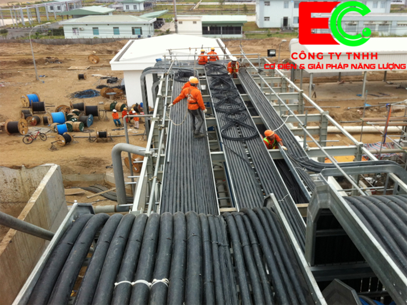Nhân công kéo cáp nhà xưởng